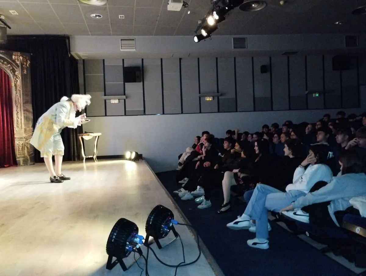 Los alumnos del instituto Torrente Ballester han disfrutado con 'La familia del anticuario', del grupo teatral MD