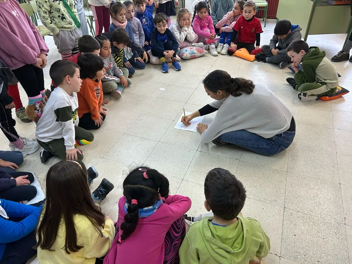 Diversos artistas locales han pasado ya por el CEIP Manuel Moreno Blanco, de Vitigudino 