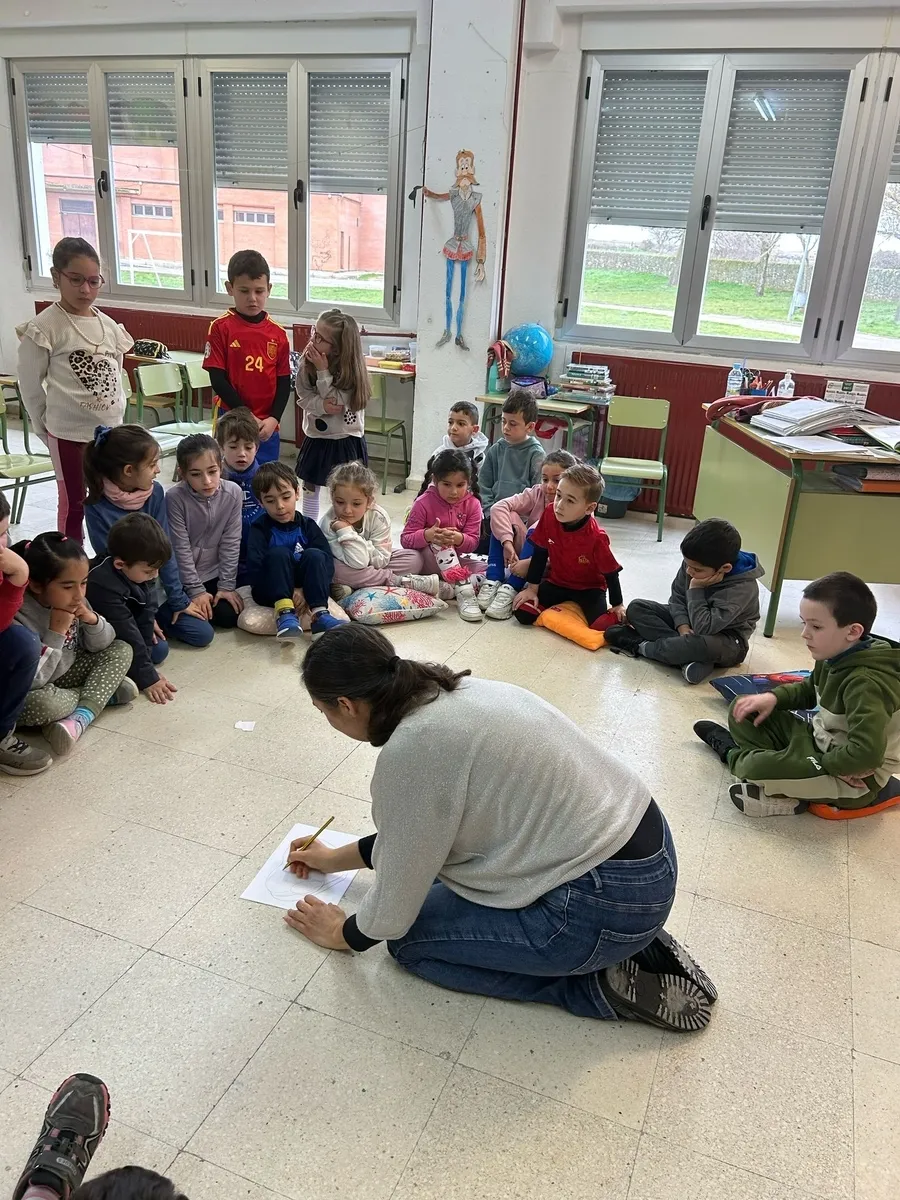 Diversos artistas locales han pasado ya por el CEIP Manuel Moreno Blanco, de Vitigudino 