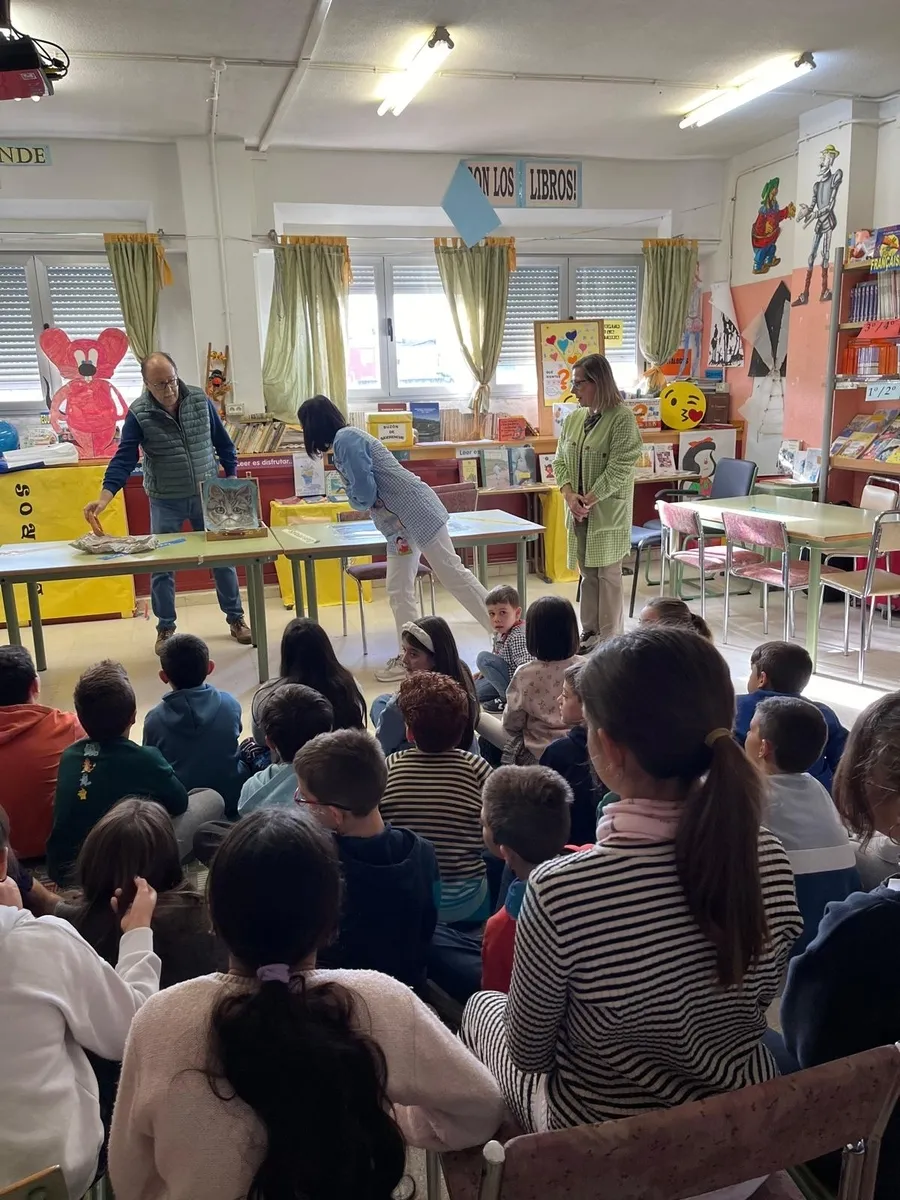 Diversos artistas locales han pasado ya por el CEIP Manuel Moreno Blanco, de Vitigudino 