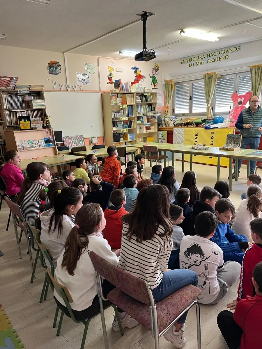 Diversos artistas locales han pasado ya por el CEIP Manuel Moreno Blanco, de Vitigudino 