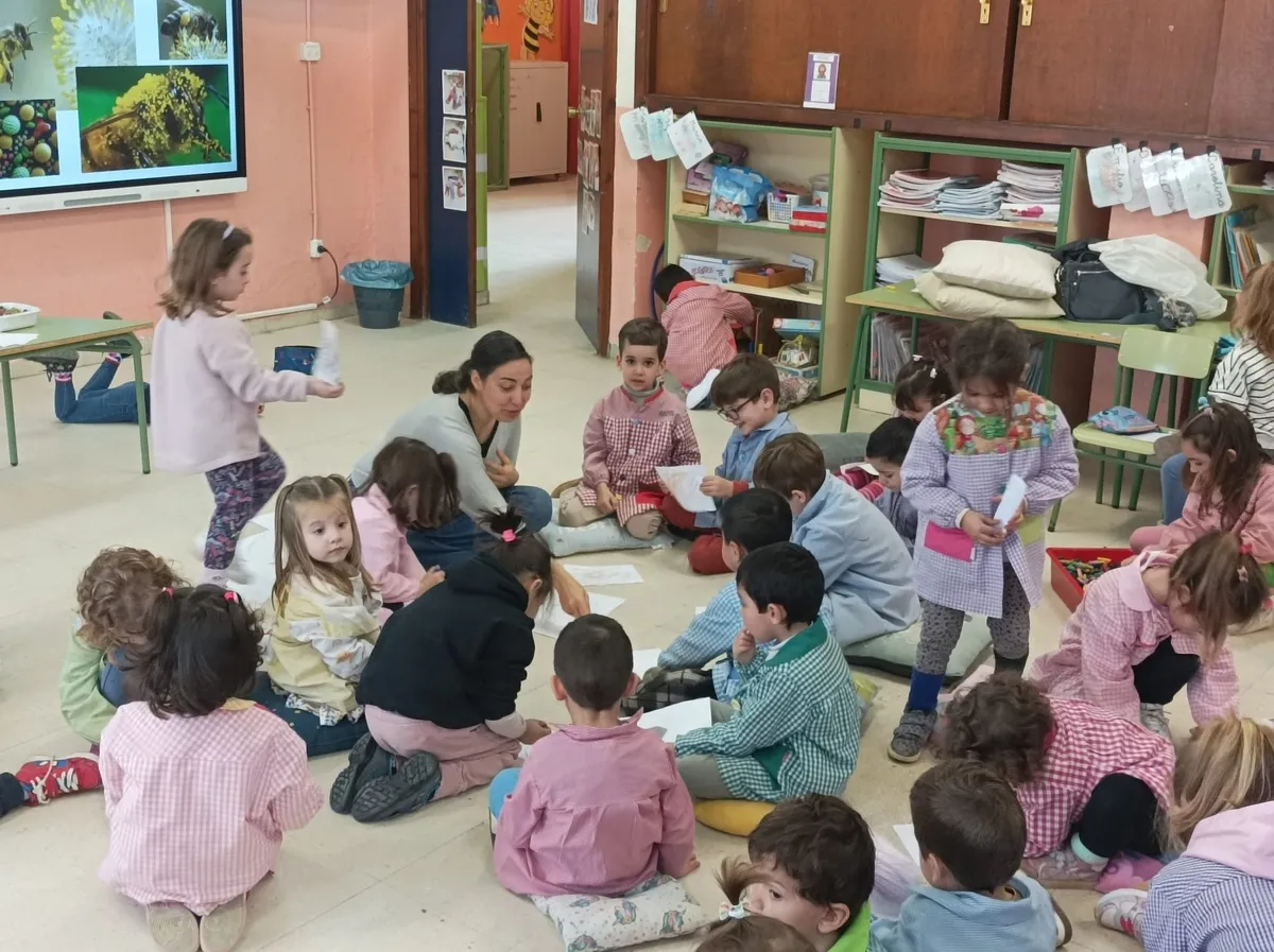 Diversos artistas locales han pasado ya por el CEIP Manuel Moreno Blanco, de Vitigudino 