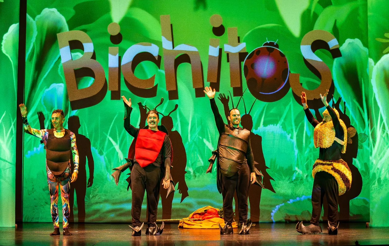 La compañía Spasmo Teatro durante algunas actuaciones 