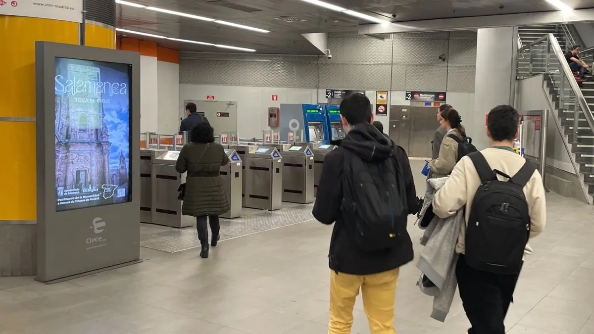 Paneles de la campaña 'Salamanca toca el cielo' en el metro de Madrid