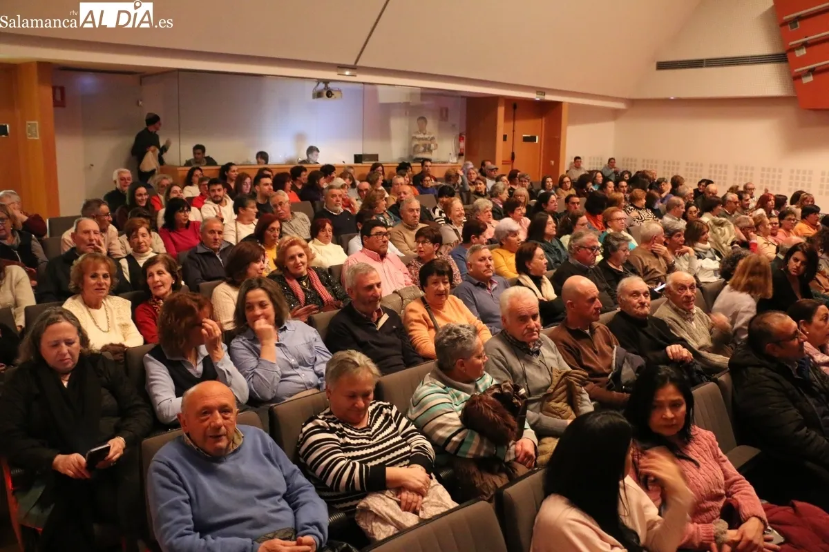 Tilín Telón divirtió al público de Vitigudino con 'Arsénico por compasión' / CORRAL 