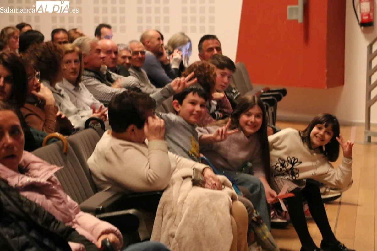 Tilín Telón divirtió al público de Vitigudino con 'Arsénico por compasión' / CORRAL 