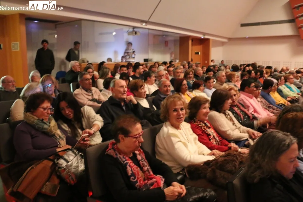 Tilín Telón divirtió al público de Vitigudino con 'Arsénico por compasión' / CORRAL 