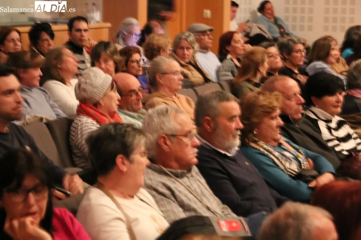 Tilín Telón divirtió al público de Vitigudino con 'Arsénico por compasión' / CORRAL 