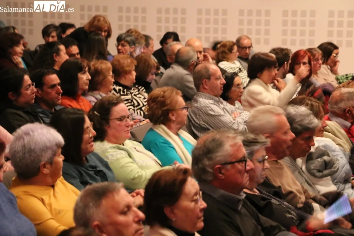 Tilín Telón divirtió al público de Vitigudino con 'Arsénico por compasión' / CORRAL 