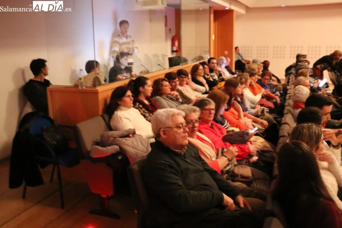 Tilín Telón divirtió al público de Vitigudino con 'Arsénico por compasión' / CORRAL 