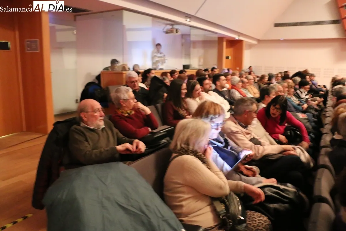 Tilín Telón divirtió al público de Vitigudino con 'Arsénico por compasión' / CORRAL 