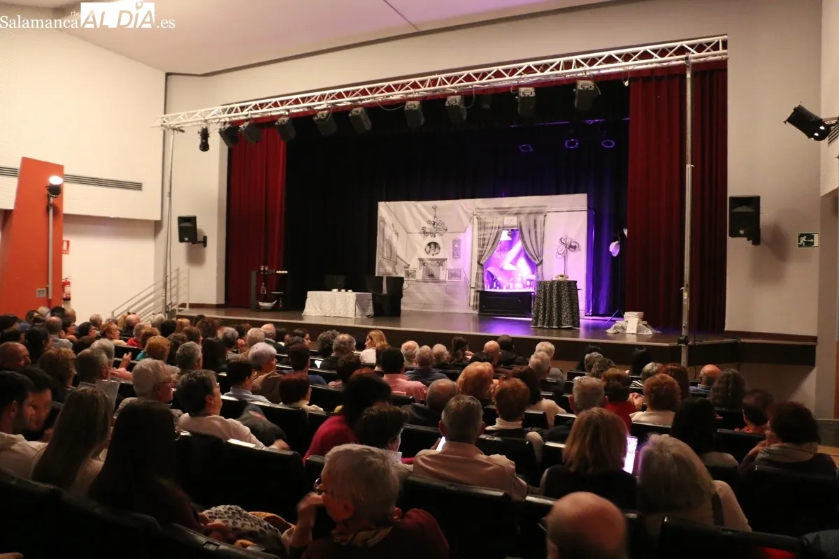Tilín Telón divirtió al público de Vitigudino con 'Arsénico por compasión' / CORRAL 