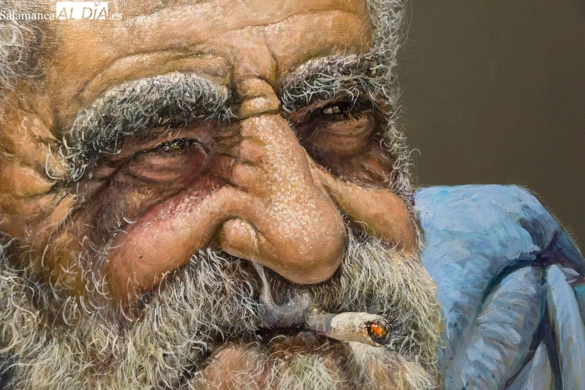 El pintor Antonio Varas de la Rosa ante sus obras en la Torre de los Anaya | Fotos: Carmen Borrego 