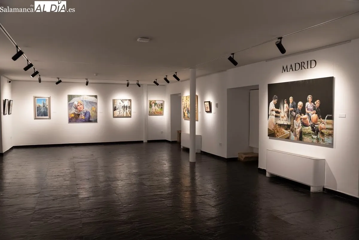El pintor Antonio Varas de la Rosa ante sus obras en la Torre de los Anaya | Fotos: Carmen Borrego 