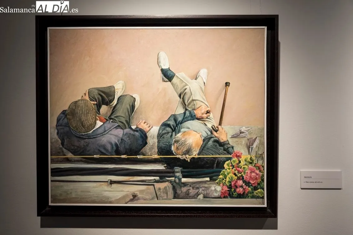 El pintor Antonio Varas de la Rosa ante sus obras en la Torre de los Anaya | Fotos: Carmen Borrego 