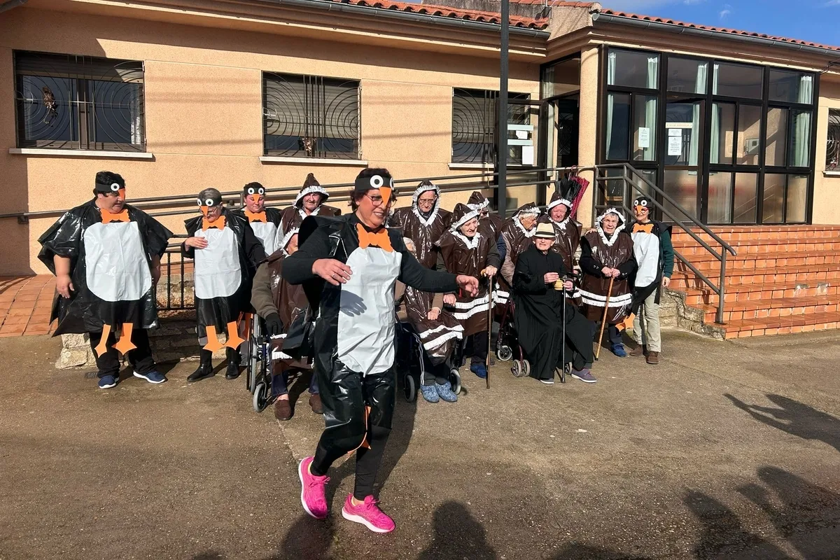 El Carnaval en la residencia de mayores de Almendra 