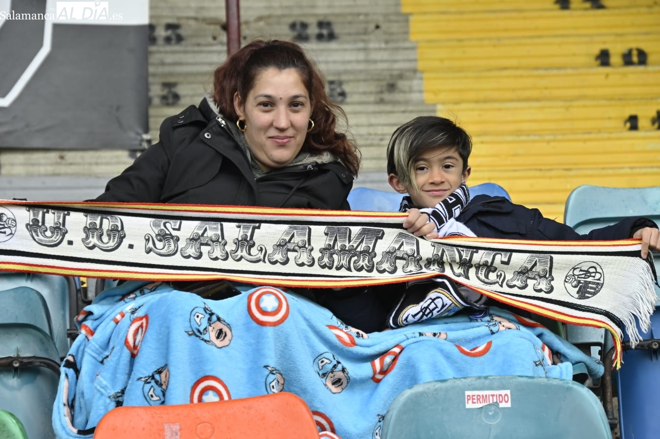 La nieve, el frío y la crispación dejan una pobre entrada en el Helmántico para el Salamanca UDS - Torrelavega (GALERÍA DE FOTOS)