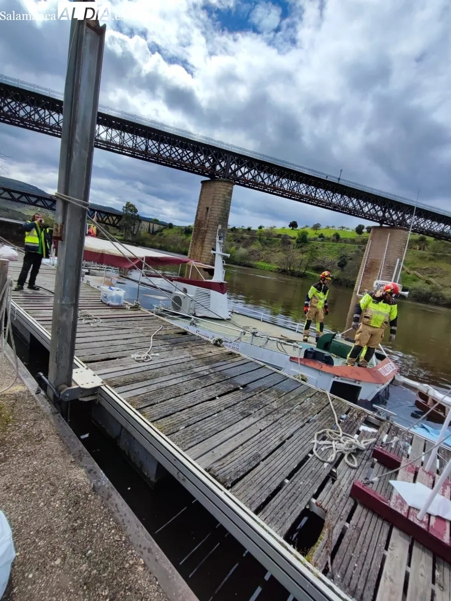 Un barco se hunde atracado en el mulle de Vega Terrón en La Fregeneda / ESTER CORREDERA 
