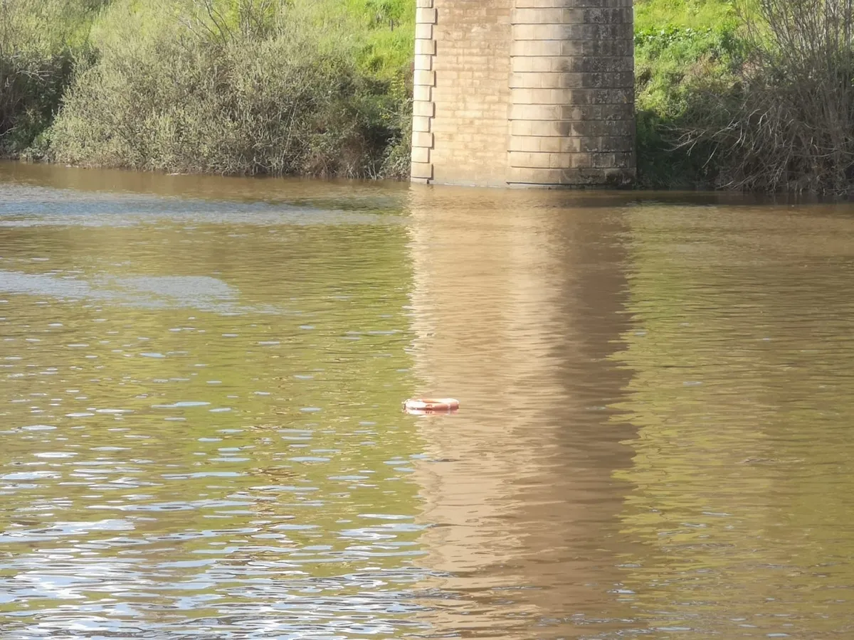 Un barco se hunde atracado en el mulle de Vega Terrón en La Fregeneda / ESTER CORREDERA 