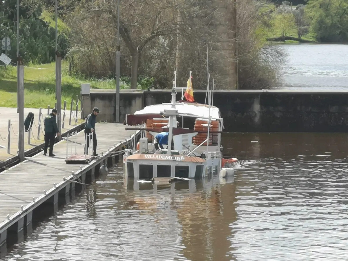 Un barco se hunde atracado en el mulle de Vega Terrón en La Fregeneda / ESTER CORREDERA 