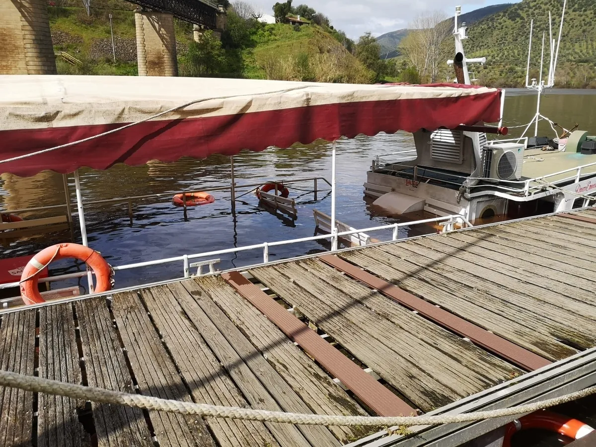 Un barco se hunde atracado en el mulle de Vega Terrón en La Fregeneda / ESTER CORREDERA 