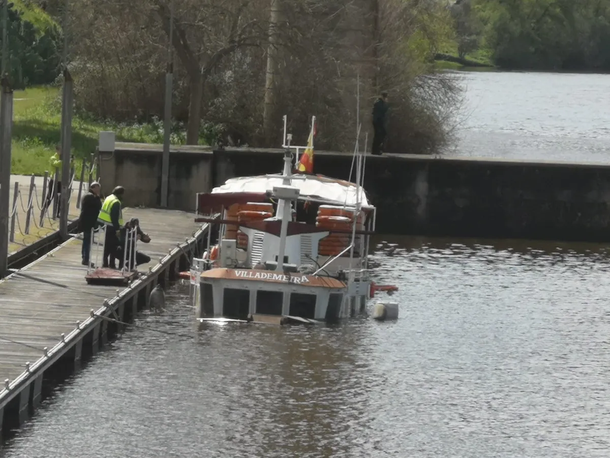 Un barco se hunde atracado en el mulle de Vega Terrón en La Fregeneda / ESTER CORREDERA 