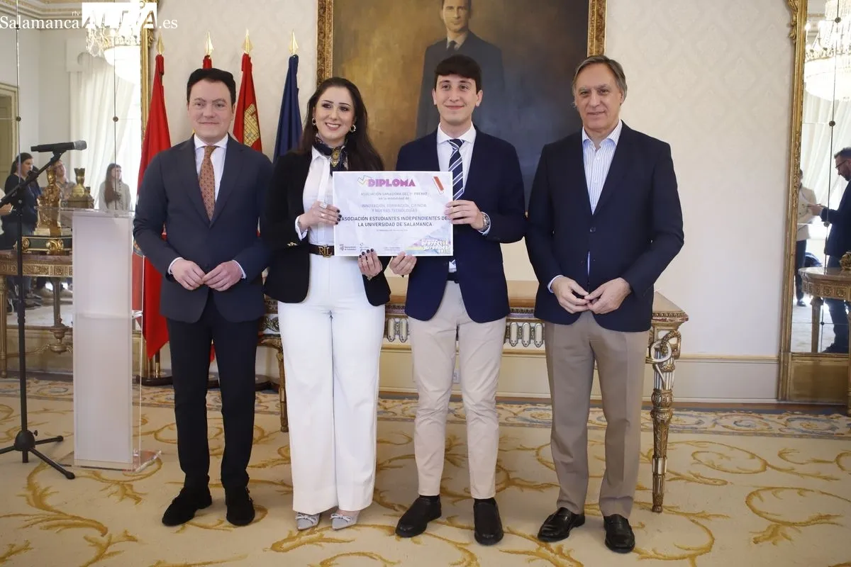  El alcalde de Salamanca, Carlos García Carbayo, entrega los premios del XV Concurso de Proyectos Juveniles. Fotos: Ángel Puma