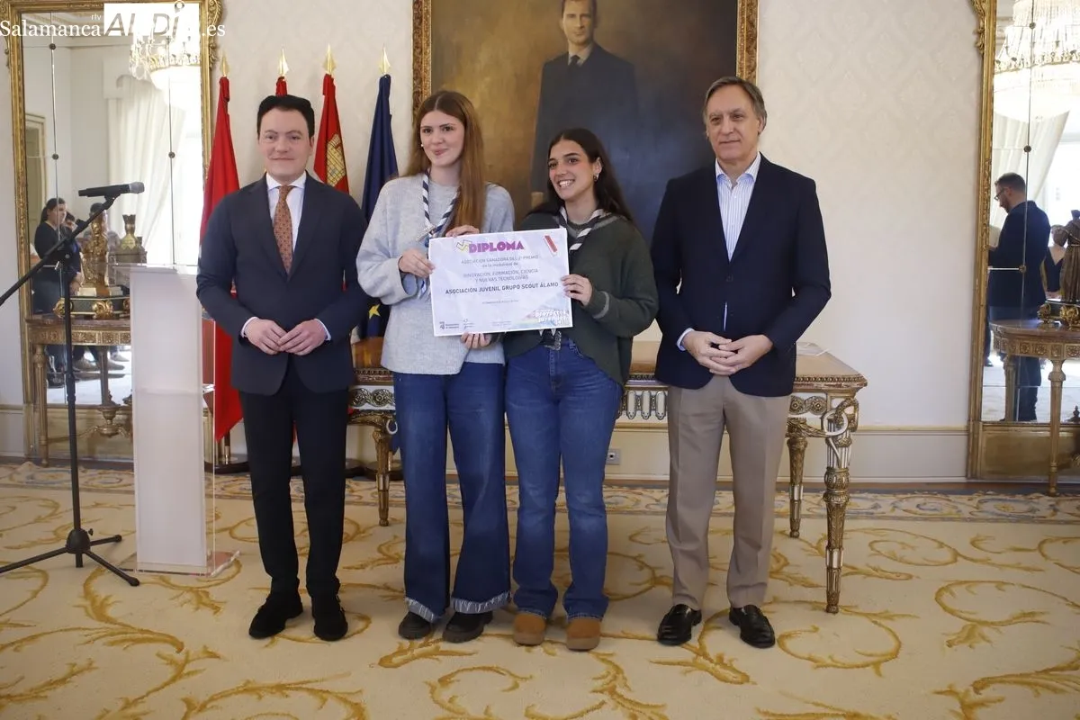  El alcalde de Salamanca, Carlos García Carbayo, entrega los premios del XV Concurso de Proyectos Juveniles. Fotos: Ángel Puma