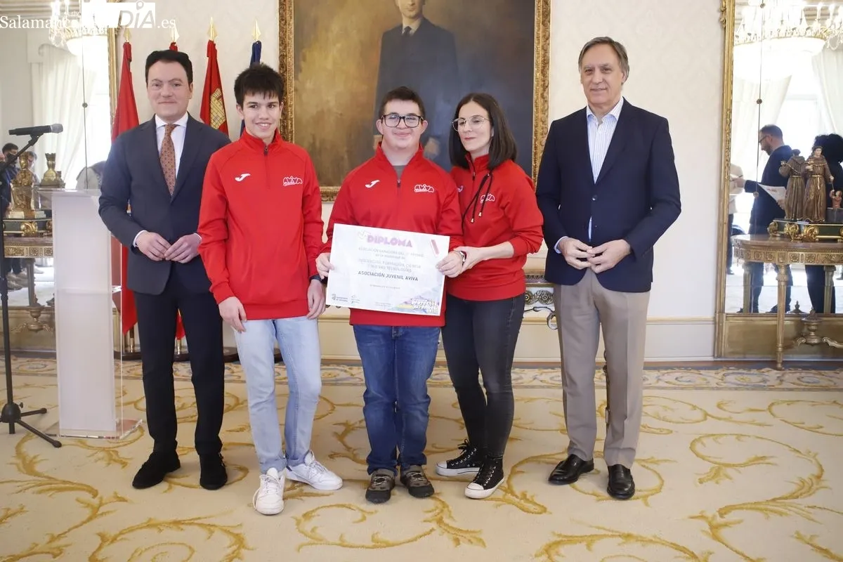  El alcalde de Salamanca, Carlos García Carbayo, entrega los premios del XV Concurso de Proyectos Juveniles. Fotos: Ángel Puma