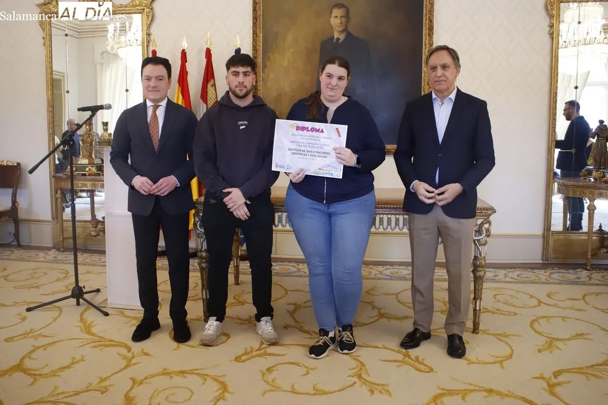  El alcalde de Salamanca, Carlos García Carbayo, entrega los premios del XV Concurso de Proyectos Juveniles. Fotos: Ángel Puma