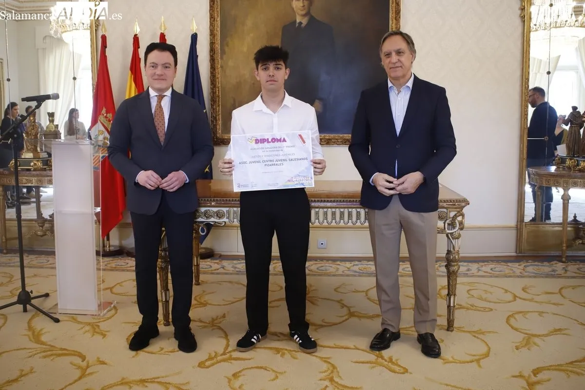  El alcalde de Salamanca, Carlos García Carbayo, entrega los premios del XV Concurso de Proyectos Juveniles. Fotos: Ángel Puma