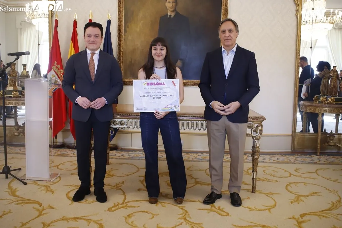  El alcalde de Salamanca, Carlos García Carbayo, entrega los premios del XV Concurso de Proyectos Juveniles. Fotos: Ángel Puma