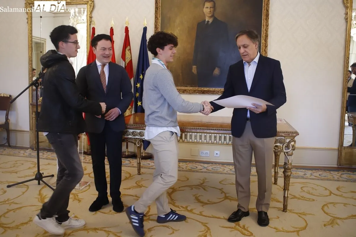  El alcalde de Salamanca, Carlos García Carbayo, entrega los premios del XV Concurso de Proyectos Juveniles. Fotos: Ángel Puma