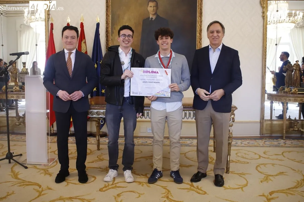  El alcalde de Salamanca, Carlos García Carbayo, entrega los premios del XV Concurso de Proyectos Juveniles. Fotos: Ángel Puma