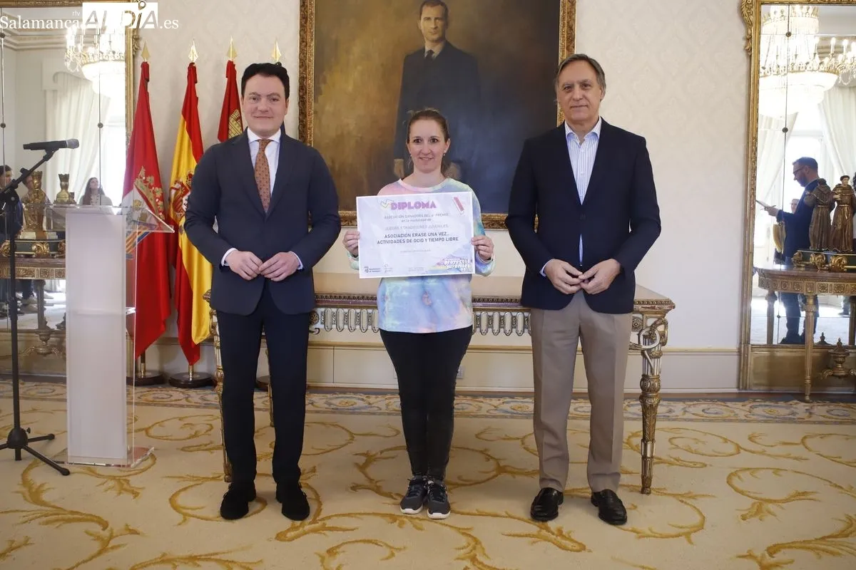  El alcalde de Salamanca, Carlos García Carbayo, entrega los premios del XV Concurso de Proyectos Juveniles. Fotos: Ángel Puma