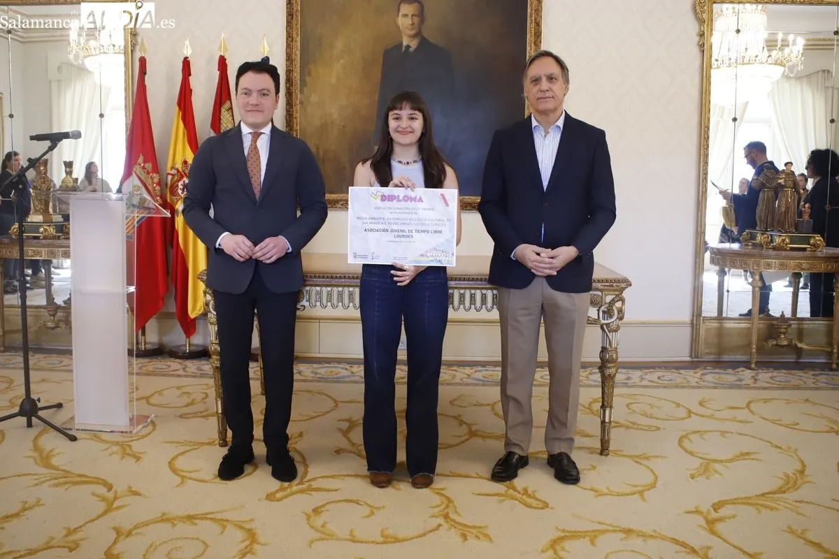  El alcalde de Salamanca, Carlos García Carbayo, entrega los premios del XV Concurso de Proyectos Juveniles. Fotos: Ángel Puma