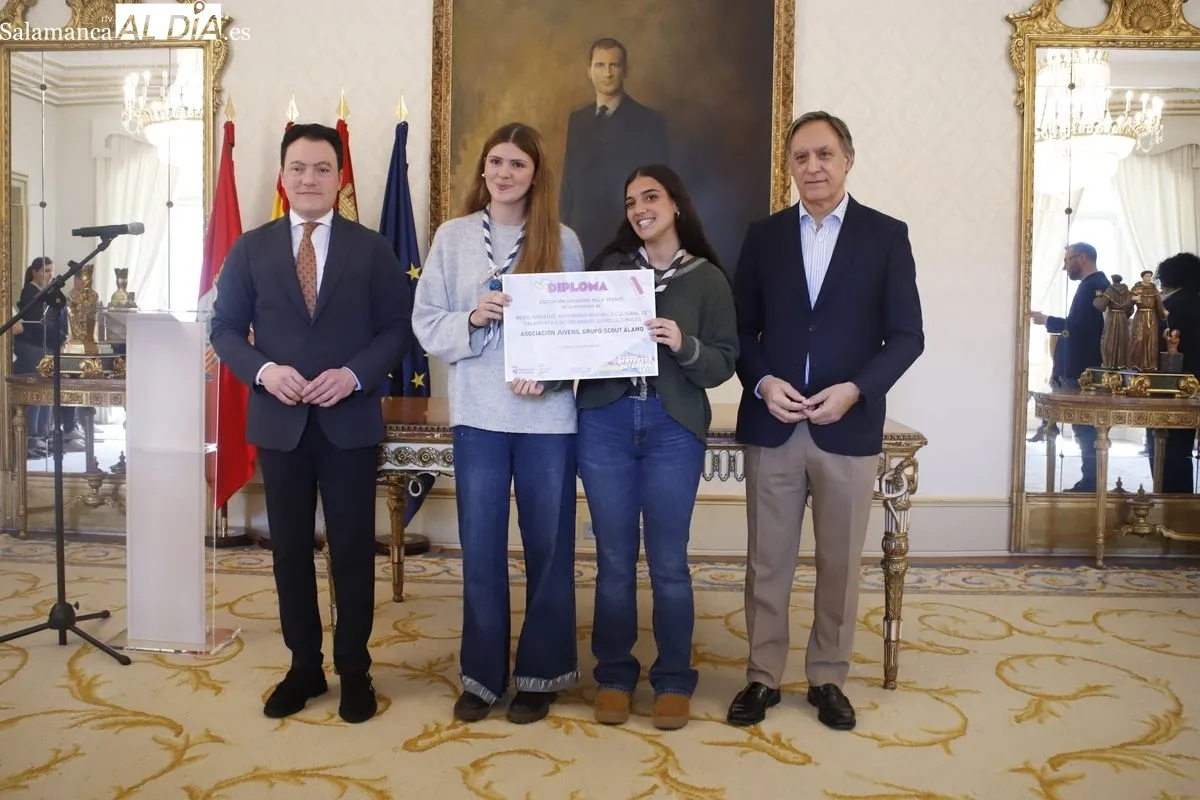  El alcalde de Salamanca, Carlos García Carbayo, entrega los premios del XV Concurso de Proyectos Juveniles. Fotos: Ángel Puma
