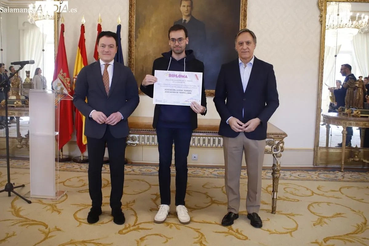  El alcalde de Salamanca, Carlos García Carbayo, entrega los premios del XV Concurso de Proyectos Juveniles. Fotos: Ángel Puma