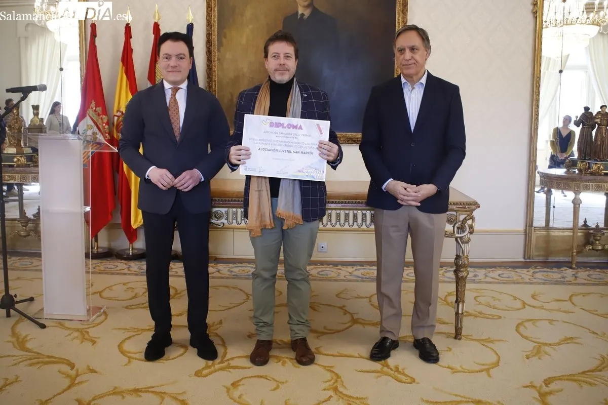  El alcalde de Salamanca, Carlos García Carbayo, entrega los premios del XV Concurso de Proyectos Juveniles. Fotos: Ángel Puma
