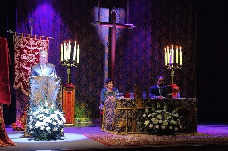 Foto 4 - Jes&uacute;s &Aacute;ngel Alonso descubre el cartel anunciador de la Semana Santa 2025 destacando el esfuerzo por mantener la tradici&oacute;n
