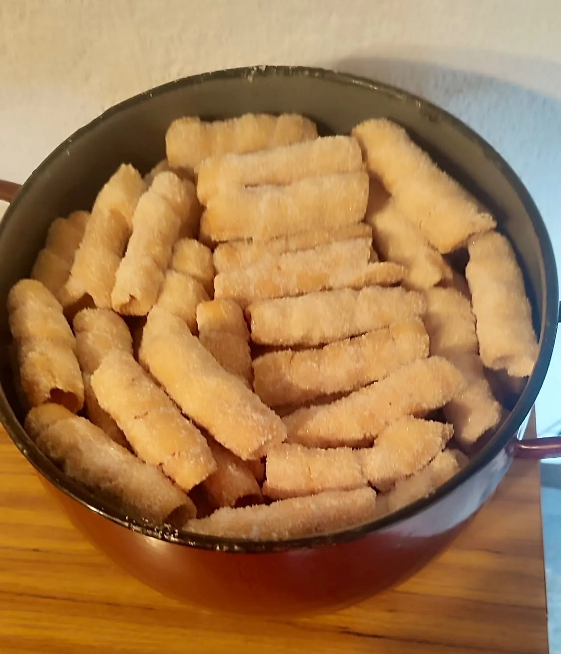 Fili, Chon, Jovi, Angelita, Conchi y Mari José elaboran los cuquillos en Santiago de la Puebla
