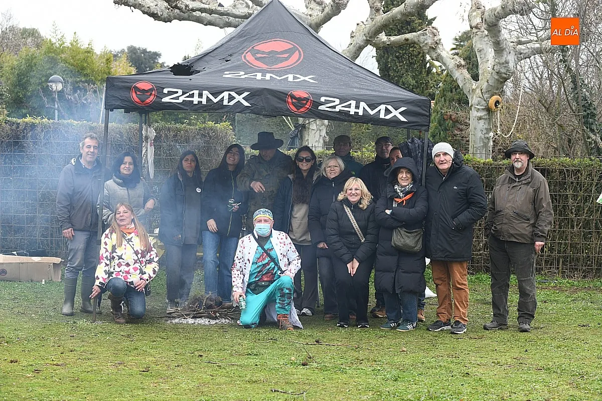 Foto 2 - M&uacute;ltiples pe&ntilde;as y familias disfrutan de los cl&aacute;sicos almuerzos camperos al hilo del encierro