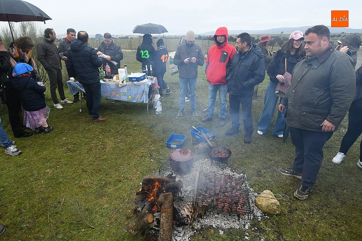 Foto 3 - M&uacute;ltiples pe&ntilde;as y familias disfrutan de los cl&aacute;sicos almuerzos camperos al hilo del encierro