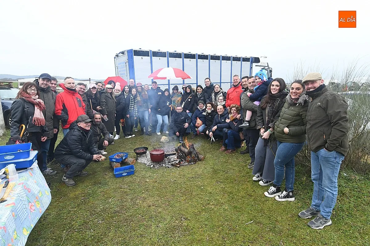 Foto 5 - M&uacute;ltiples pe&ntilde;as y familias disfrutan de los cl&aacute;sicos almuerzos camperos al hilo del encierro