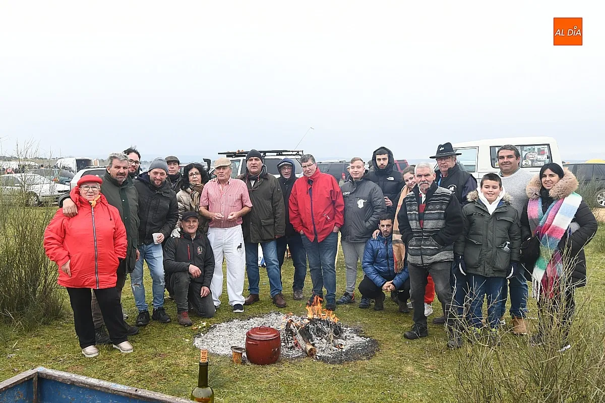 Foto 6 - M&uacute;ltiples pe&ntilde;as y familias disfrutan de los cl&aacute;sicos almuerzos camperos al hilo del encierro