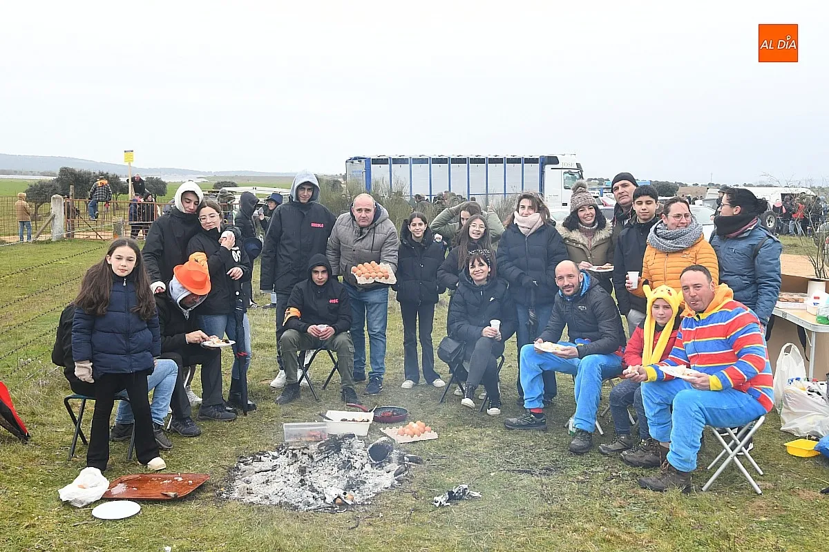 Foto 8 - M&uacute;ltiples pe&ntilde;as y familias disfrutan de los cl&aacute;sicos almuerzos camperos al hilo del encierro