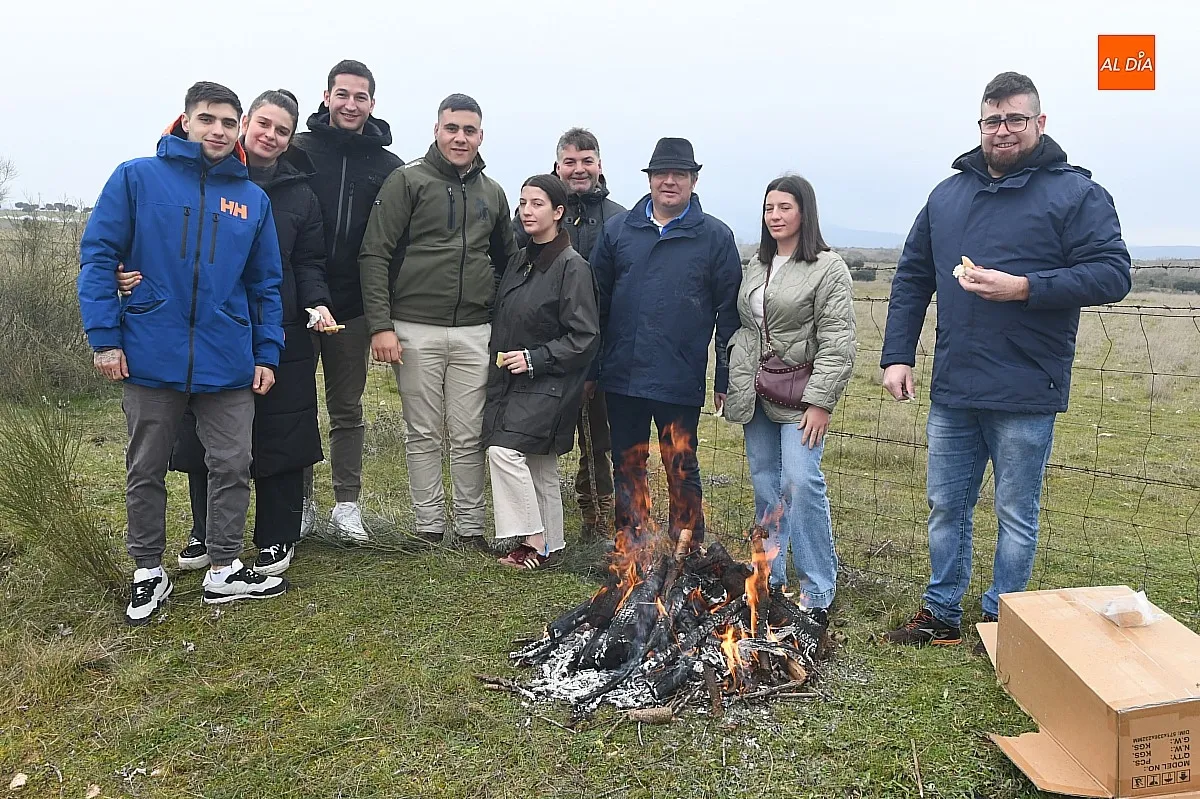 Foto 10 - M&uacute;ltiples pe&ntilde;as y familias disfrutan de los cl&aacute;sicos almuerzos camperos al hilo del encierro