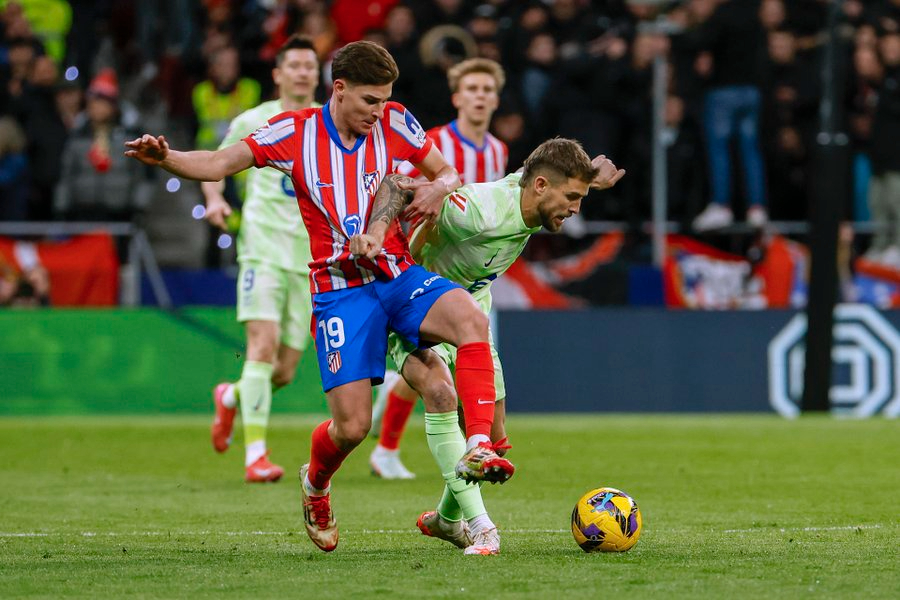 El Barça remonta en el Metropolitano, deja sin Liga al Atleti y se pone líder (2-4)