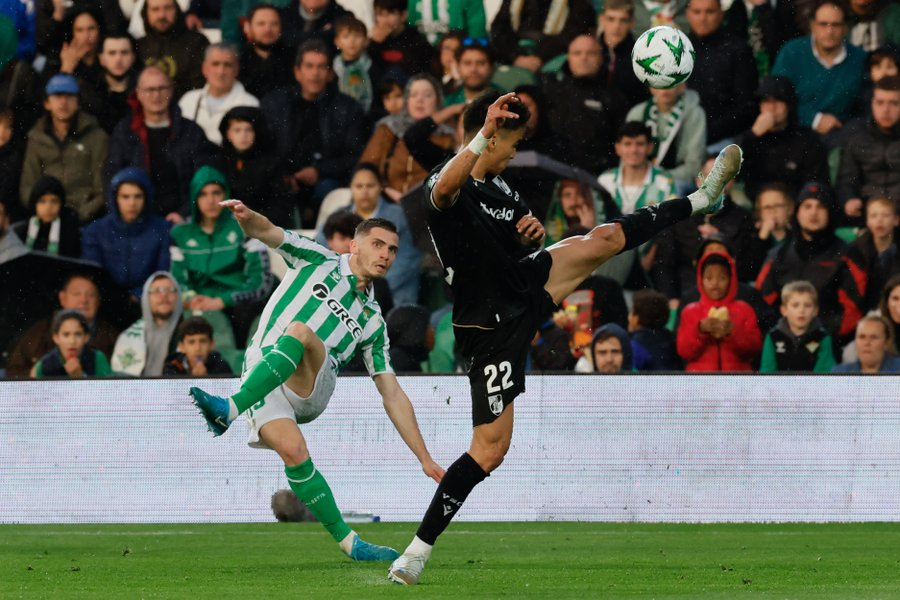 El Betis no puede con el Guimaraes en la ida de octavos de la Conference League (2-2)