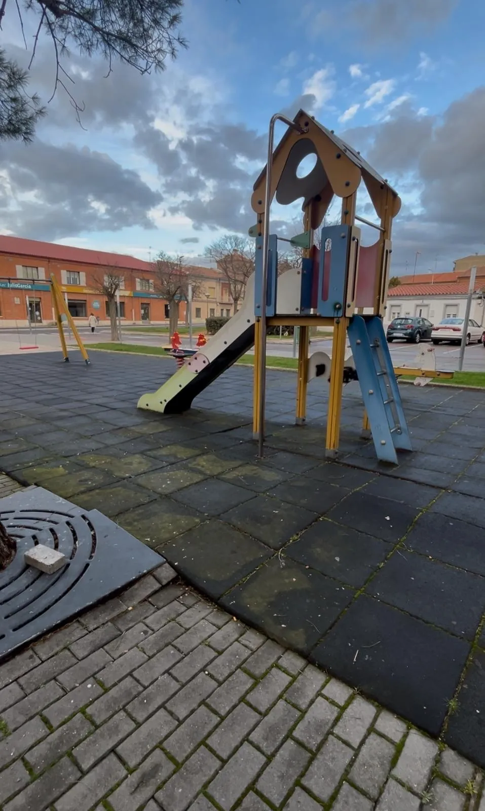 Imágenes de los parques en José Santos Borrego y Urbanización Los Chopos. PP